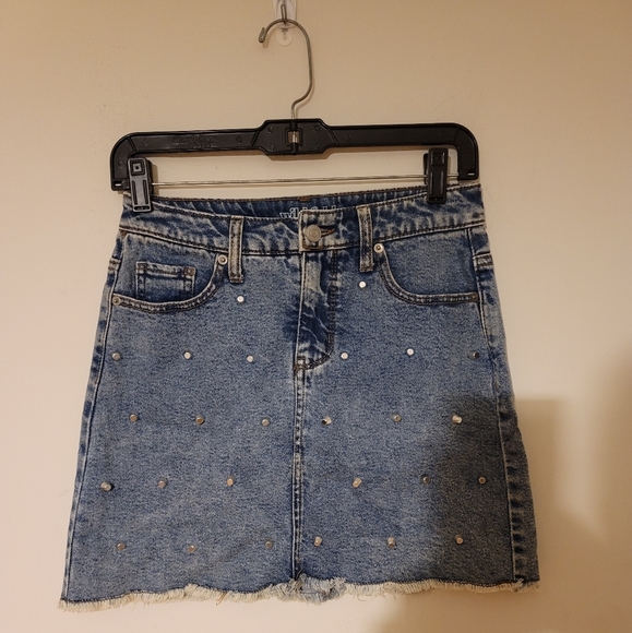 Studded Demin Skirt 💙 - Picture 4 of 7